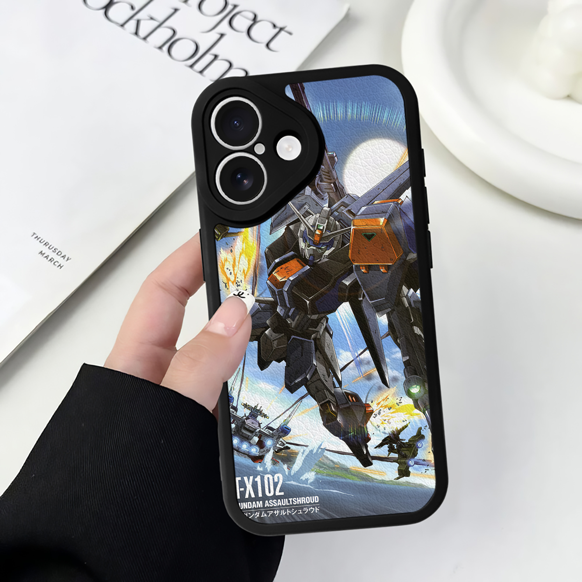 （画像用） 機動戦士ガンダム Mobile Suit Gundam 【iPhone 16シリーズ対応】シリコンスマホケース（レザー調） 材質：シリコン